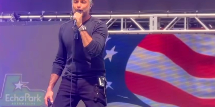 Jaime Camil se equivoca al cantar himno de EU y le llueven críticas | Video