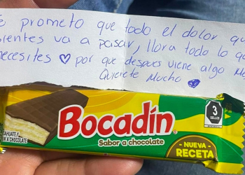 Chica consuela con chocolate a joven que lloraba en Línea 3 del Metro