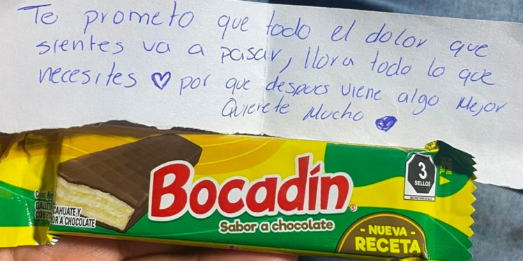 Chica consuela con chocolate a joven que lloraba en Línea 3 del Metro