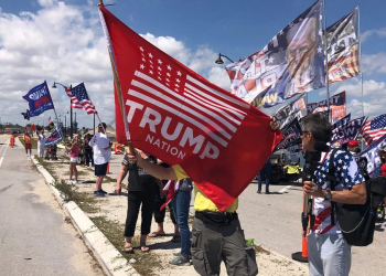 Simpatizantes de Trump le muestran su apoyo cerca de su residencia en Florida