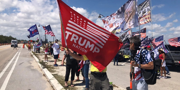 Simpatizantes de Trump le muestran su apoyo cerca de su residencia en Florida