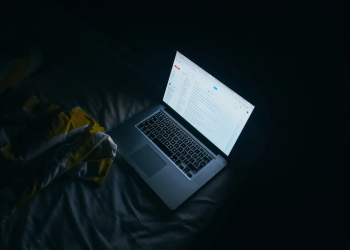 Uso nocturno de pantallas electrónicas aumenta riesgo de trastornos del sueño