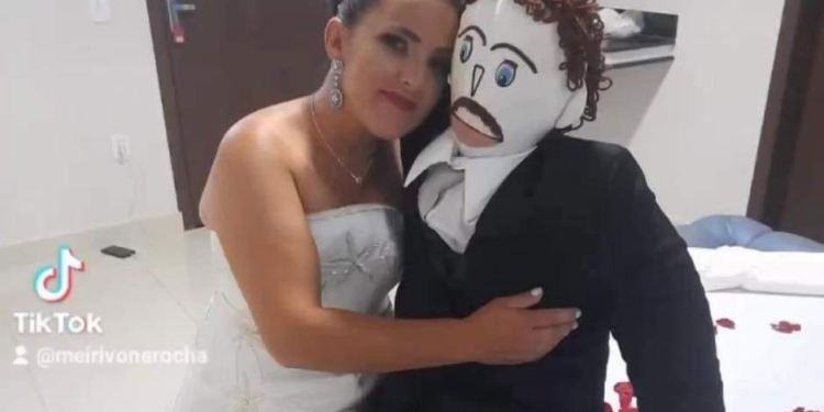 MUJER PRESUME A SU FAMILIA DE TRAPO