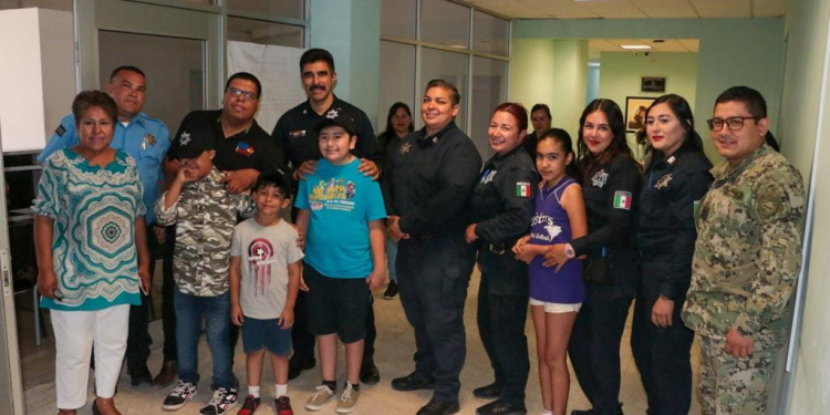 LLEVAN ALEGRÍA POLICÍAS MUNICIPALES A NIÑOS GUERREROS QUE LUCHAN CONTRA EL CÁNCER.