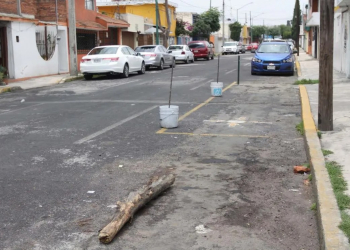 Ley establece prohibición de apartar lugares en vía pública: tránsito municipal