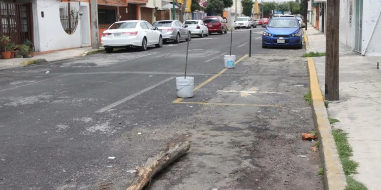Ley establece prohibición de apartar lugares en vía pública: tránsito municipal