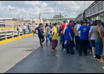 EE.UU. cierra puente internacional con México ante crisis migrante