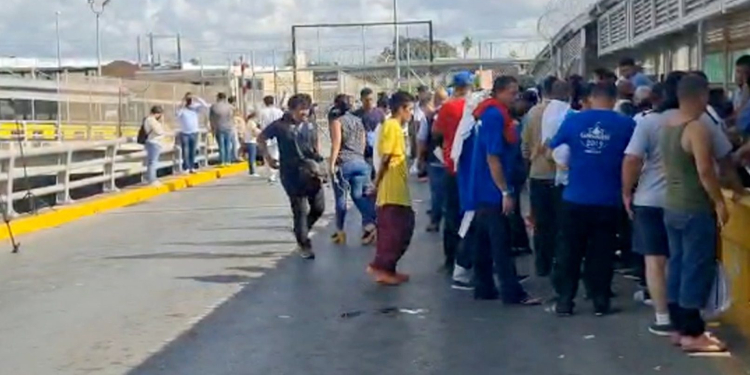EE.UU. cierra puente internacional con México ante crisis migrante