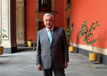 Reaparece AMLO tras 72 horas; confirma COVID y que sí se desvaneció
