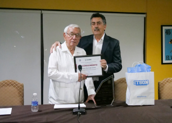 ENTREGA ALCALDE RECONOCIMIENTO TRAYECTORIA PERIODÍSTICA 2023 A CARLOS MONCADA OCHOA