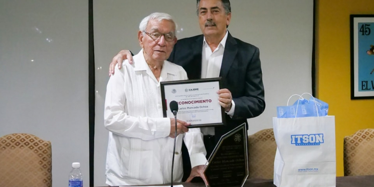 ENTREGA ALCALDE RECONOCIMIENTO TRAYECTORIA PERIODÍSTICA 2023 A CARLOS MONCADA OCHOA