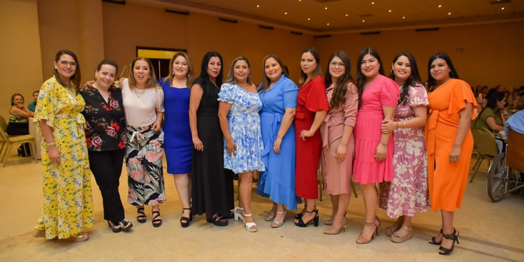 FESTEJA GOBIERNO MUNICIPAL A MÁS DE 800 MADRES TRABAJADORAS EN SU DÍA