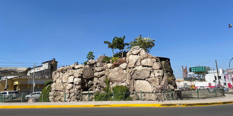 Trabaja imagen urbana en mantenimiento de la Cascada Monumental