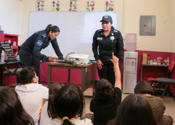 LLEVA SSPM PLÁTICAS LA PREVENCIÓN CONTRA EL USO DE LAS DROGAS A ESCUELAS