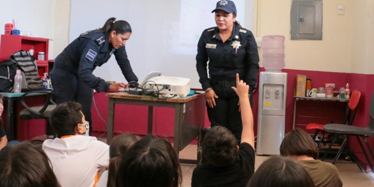 LLEVA SSPM PLÁTICAS LA PREVENCIÓN CONTRA EL USO DE LAS DROGAS A ESCUELAS