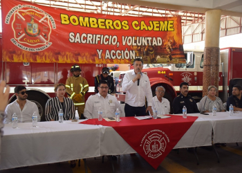 ENTREGA PRESIDENTE MUNICIPAL EQUIPO DE PROTECCIÓN PERSONAL A BOMBEROS