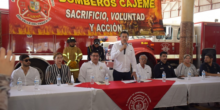ENTREGA PRESIDENTE MUNICIPAL EQUIPO DE PROTECCIÓN PERSONAL A BOMBEROS