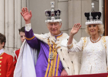 Carlos III y la reina Camila hacen tradicional saludo desde el balcón del palacio de Buckingham