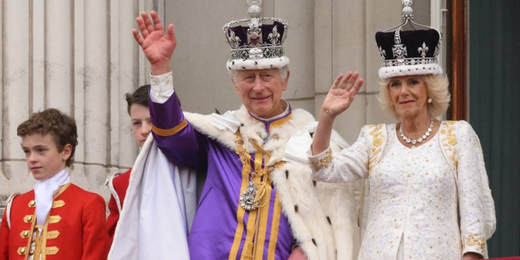 Carlos III y la reina Camila hacen tradicional saludo desde el balcón del palacio de Buckingham