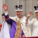 Carlos III y la reina Camila hacen tradicional saludo desde el balcón del palacio de Buckingham