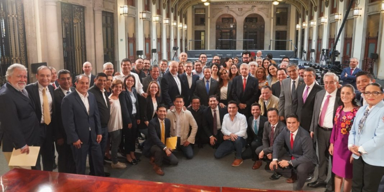 LÓPEZ OBRADOR SE REÚNE CON GOBERNADORES EN PALACIO NACIONAL PARA REVISAR PROGRAMAS SOCIALES
