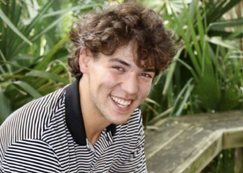 SE LANZÓ A UN MAR INFESTADO DE TIBURONES POR UNA APUESTA: NO SOBREVIVIÓ