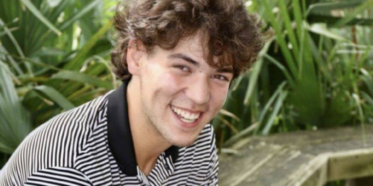 SE LANZÓ A UN MAR INFESTADO DE TIBURONES POR UNA APUESTA: NO SOBREVIVIÓ