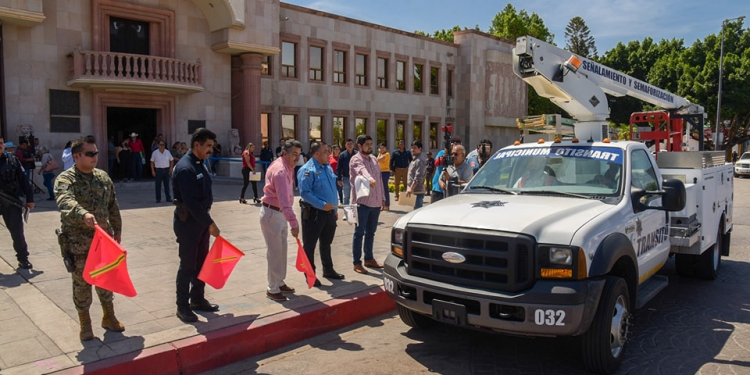 ENTREGA ALCALDE LAMARQUE CANO GRÚA A LA SSPM