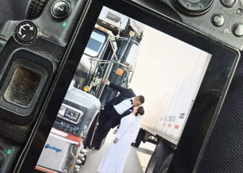 FESTEJAN SU BODA EN PLENO BLOQUEO CARRETERO