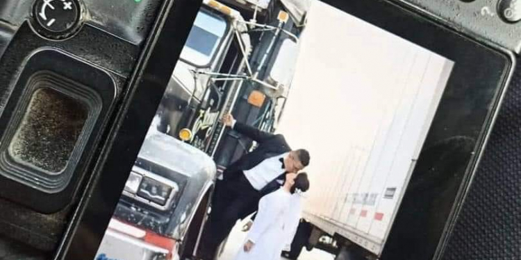 FESTEJAN SU BODA EN PLENO BLOQUEO CARRETERO