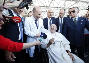 PAPA FRANCISCO SALE DEL HOSPITAL TRAS OPERACIÓN ABDOMINAL; SIGO VIVO, DICE