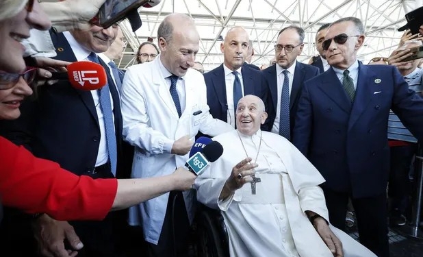PAPA FRANCISCO SALE DEL HOSPITAL TRAS OPERACIÓN ABDOMINAL; SIGO VIVO, DICE