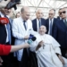 PAPA FRANCISCO SALE DEL HOSPITAL TRAS OPERACIÓN ABDOMINAL; SIGO VIVO, DICE