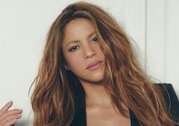LLUEVEN CRÍTICAS A SHAKIRA TRAS CONFESAR QUE DESVIÓ UN AVIÓN PARA BESAR A PIQUÉ