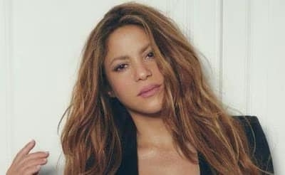 LLUEVEN CRÍTICAS A SHAKIRA TRAS CONFESAR QUE DESVIÓ UN AVIÓN PARA BESAR A PIQUÉ