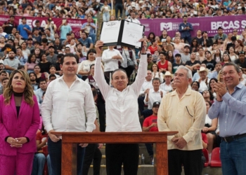 FIRMA GOBERNADOR DURAZO DECRETO PARA QUE BECAS SEA UN DERECHO CONSTITUCIONAL