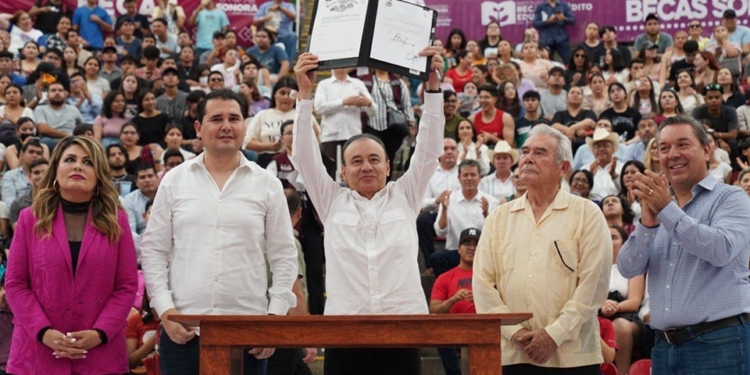 FIRMA GOBERNADOR DURAZO DECRETO PARA QUE BECAS SEA UN DERECHO CONSTITUCIONAL