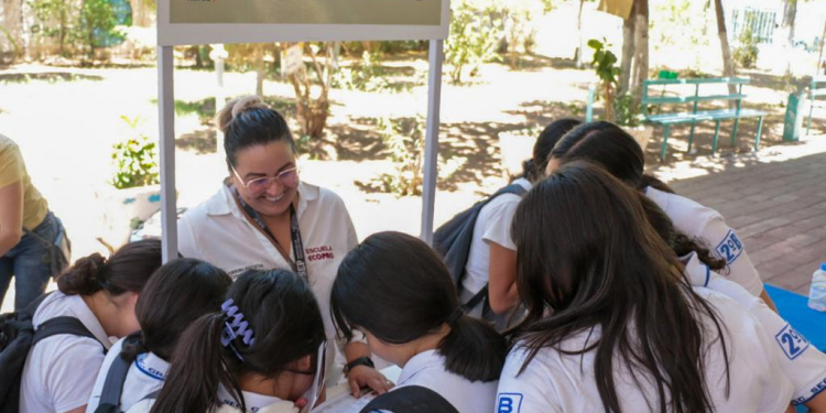 PARTICIPA PROGRAMAS PREVENTIVOS EN FERIA DE LA SALUD EN SECTOR ESTUDIANTIL