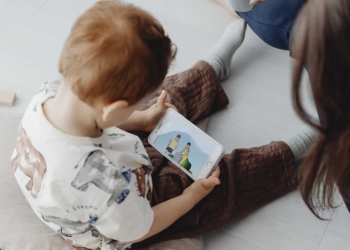 UN PUEBLO IRLANDÉZ DICE -NO- A LOS CELULARES PARA MENORES DE 12 AÑOS