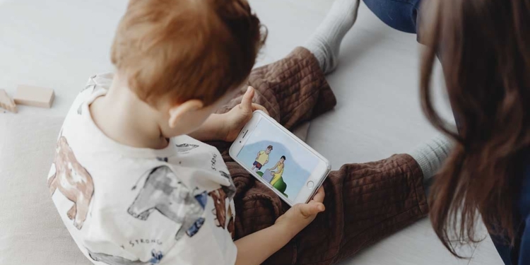 UN PUEBLO IRLANDÉZ DICE -NO- A LOS CELULARES PARA MENORES DE 12 AÑOS
