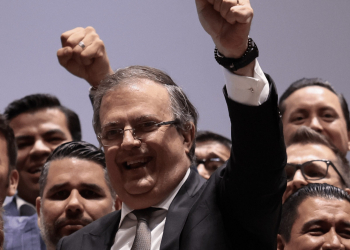 MARCELO EBRAD ENTREGA A AMLO SU RENUNCIA COMO CANCILLER