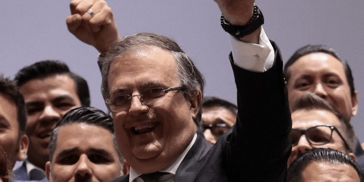 MARCELO EBRAD ENTREGA A AMLO SU RENUNCIA COMO CANCILLER