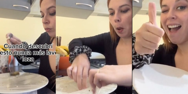 MUJER ENVUELVE TRASTES CON PLÁSTICO PARA EVITAR LAVARLOS