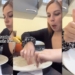 MUJER ENVUELVE TRASTES CON PLÁSTICO PARA EVITAR LAVARLOS