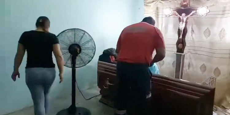 ECUADOR INVESTIGA CASO DE MUJER QUE DESPERTÓ DURANTE SU VELORIO