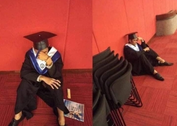 JOVEN LLORA DESCONSOLADO AL DARSE CUENTA QUE NADIE DE SU FAMILIA ACUDIÓ A SU GRADUACIÓN