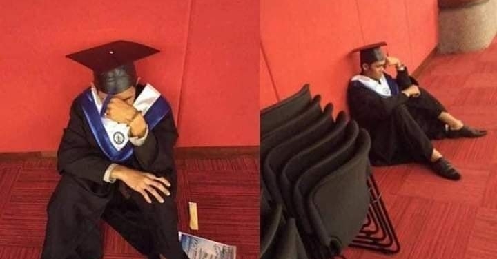 JOVEN LLORA DESCONSOLADO AL DARSE CUENTA QUE NADIE DE SU FAMILIA ACUDIÓ A SU GRADUACIÓN