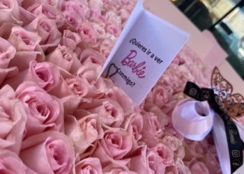 ENVÍA MAJESTUOSO RAMO BUCHON, CON INVITACIÓN A VER LA PELÍCULA DE BARBIE