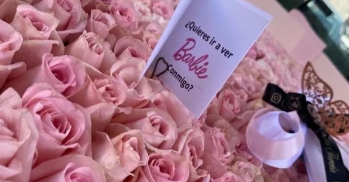 ENVÍA MAJESTUOSO RAMO BUCHON, CON INVITACIÓN A VER LA PELÍCULA DE BARBIE