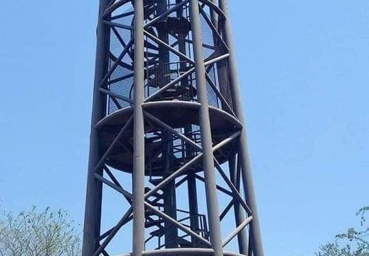 SALVAN POLICÍAS A PERSONA QUE INTENTABA SUICIDARSE DESDE LA TIROLESA EN LA LAGUNA DEL NAINARI